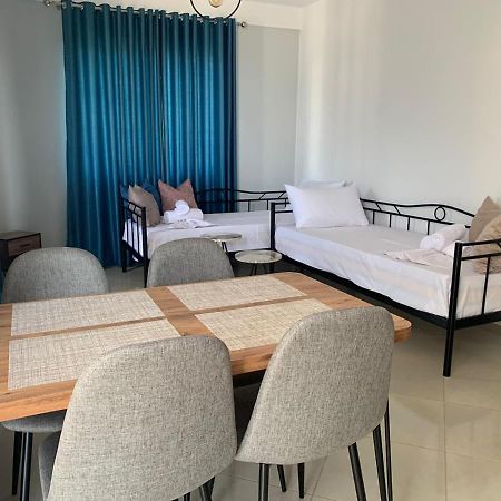Mediterranean Apartments Himare Bagian luar foto
