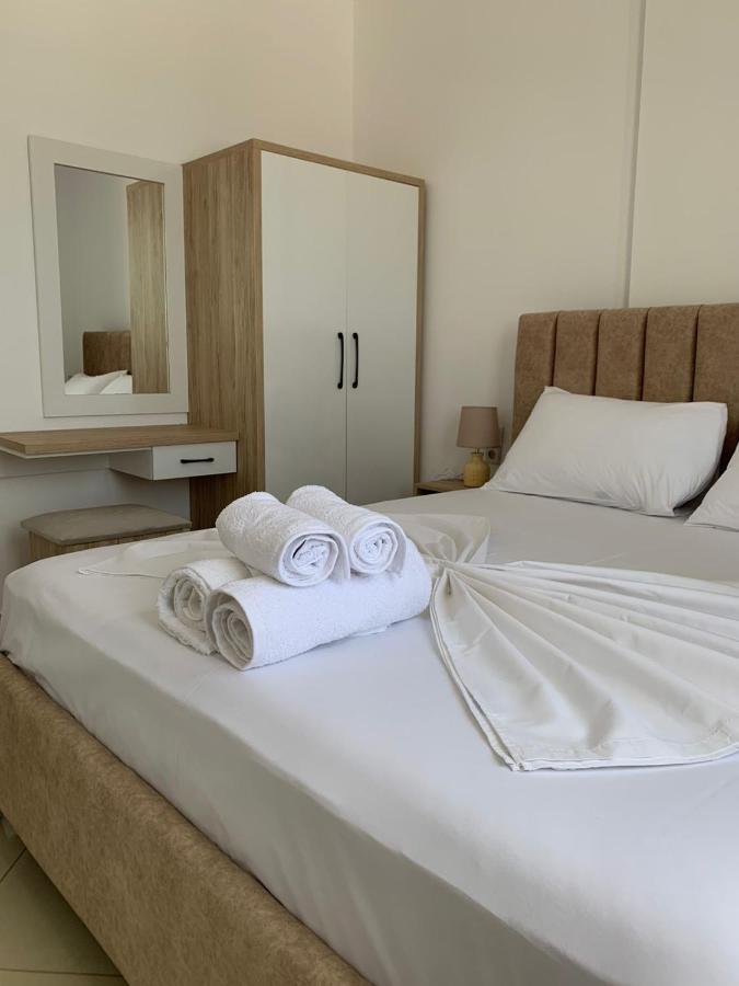 Mediterranean Apartments Himare Bagian luar foto