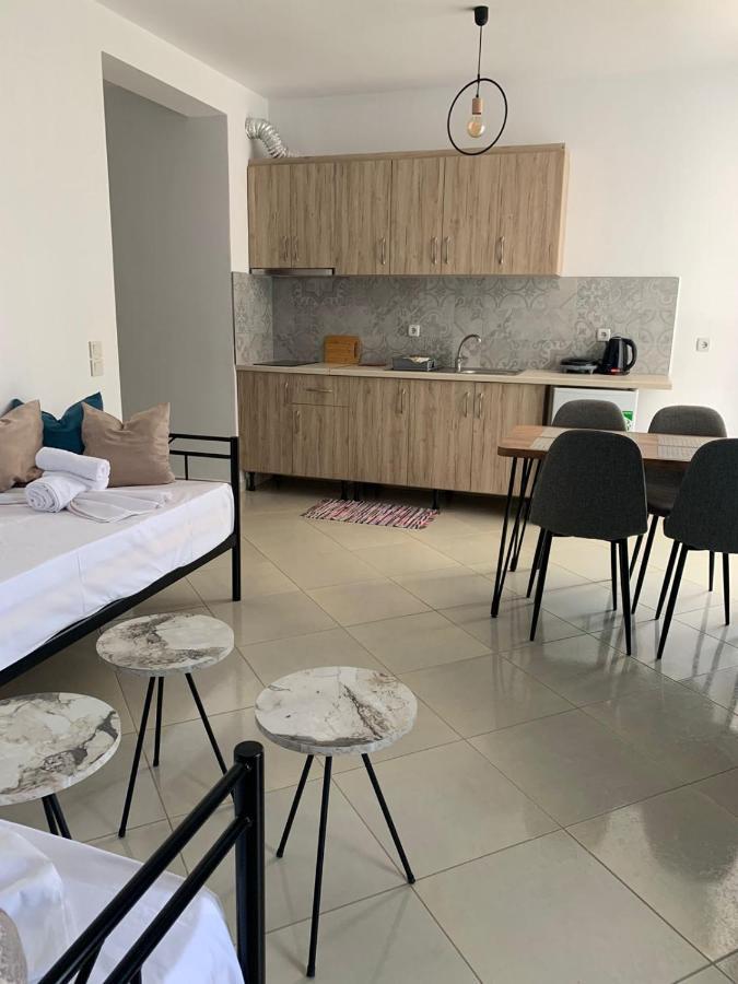 Mediterranean Apartments Himare Bagian luar foto
