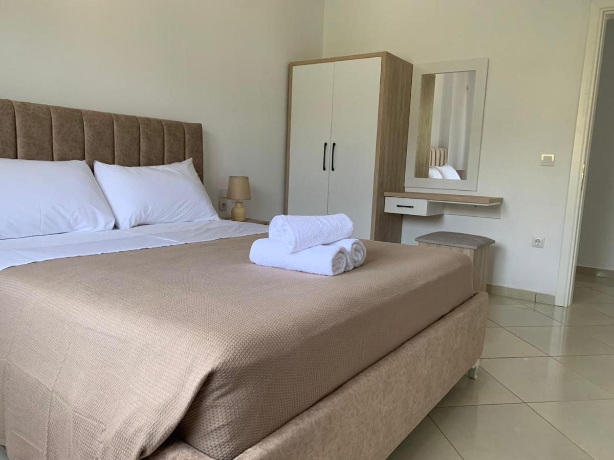 Mediterranean Apartments Himare Bagian luar foto