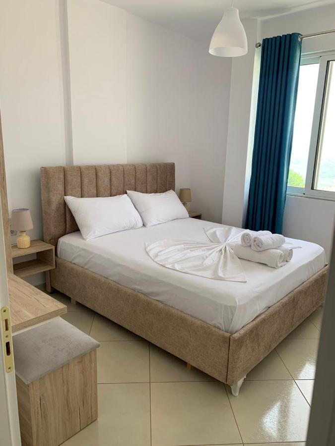 Mediterranean Apartments Himare Bagian luar foto
