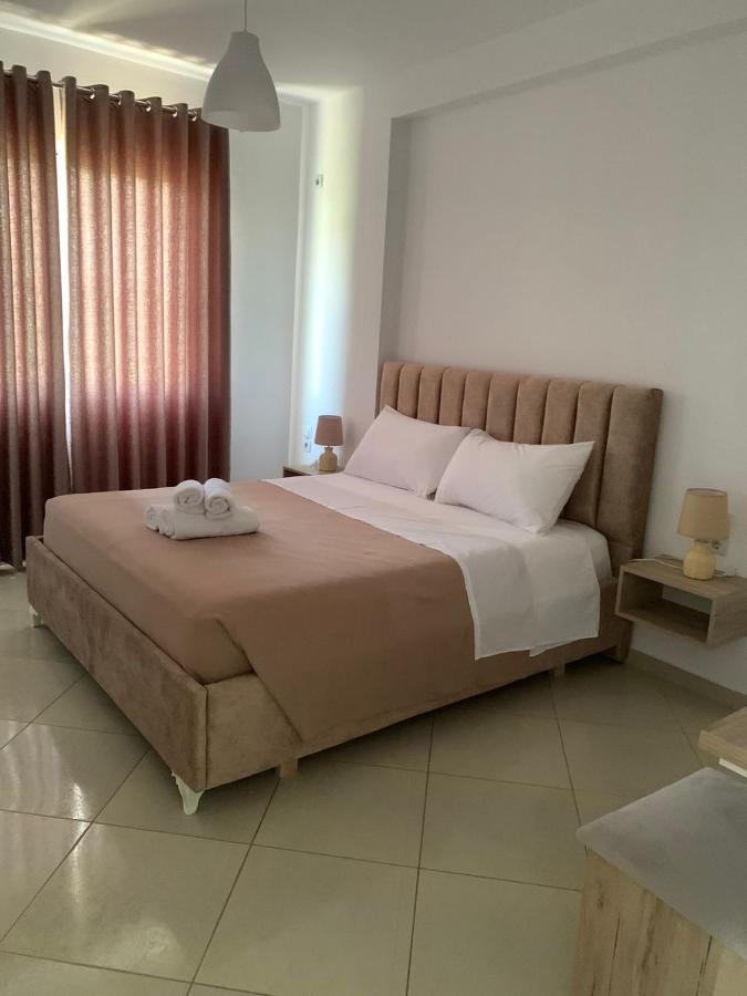 Mediterranean Apartments Himare Bagian luar foto