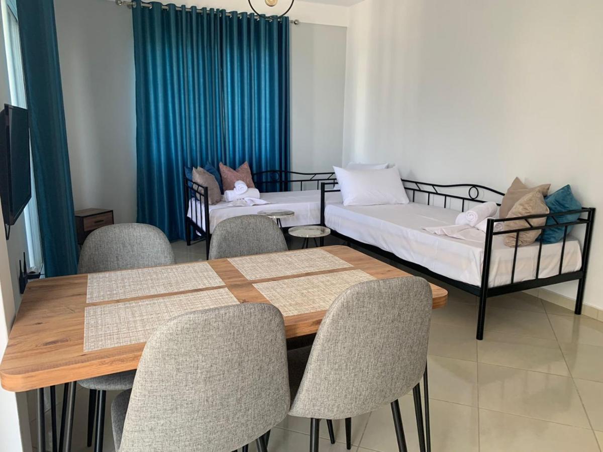Mediterranean Apartments Himare Bagian luar foto