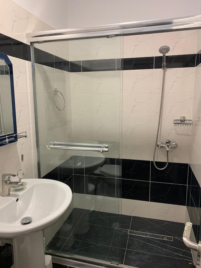 Mediterranean Apartments Himare Bagian luar foto