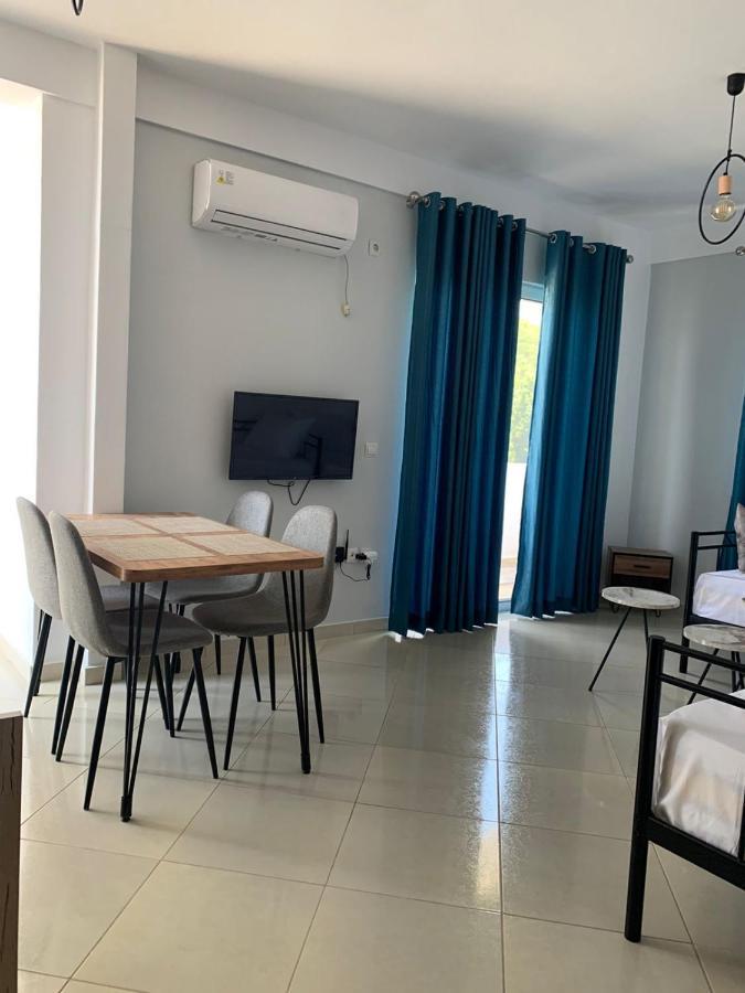 Mediterranean Apartments Himare Bagian luar foto