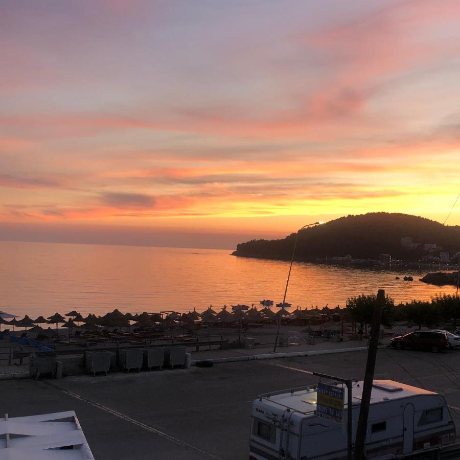 Mediterranean Apartments Himare Bagian luar foto