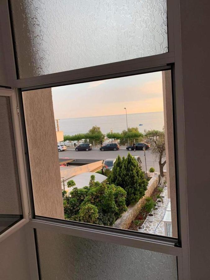 Mediterranean Apartments Himare Bagian luar foto