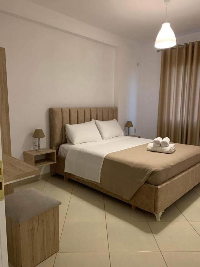 Mediterranean Apartments Himare Bagian luar foto