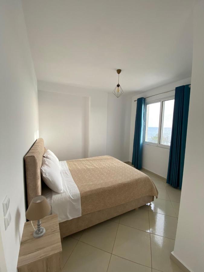 Mediterranean Apartments Himare Bagian luar foto