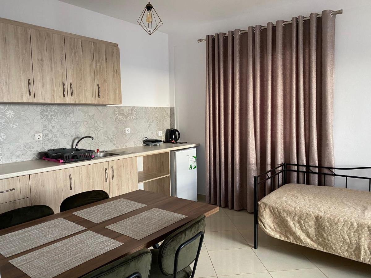 Mediterranean Apartments Himare Bagian luar foto