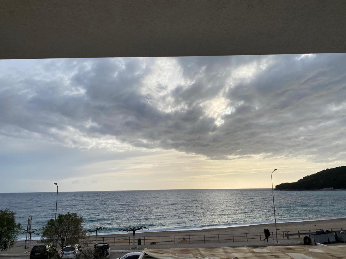 Mediterranean Apartments Himare Bagian luar foto